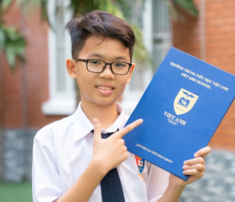 4 học sinh đầu tiên nhận học bổng toàn phần Chương trình tích hợp toàn phần Ontario- Ảnh 1. Phạm Vũ An nhận học bổng toàn phần Chương trình tích hợp toàn phần Ontario