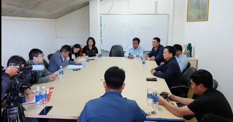 Thiếu phương án an toàn, tạm hoãn tháo dỡ tòa nhà Đồi Cù- Ảnh 2. UBND TP Đà Lạt làm việc với chủ đầu tư Công ty Hoàng Gia ĐL - Ảnh: M.V.