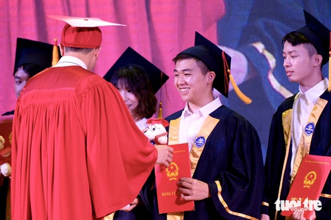 Nam sinh chuyên văn 'nhảy' sang sư phạm toán, á khoa toàn trường khi tốt nghiệp- Ảnh 2. Hồng Quân nhận bằng tốt nghiệp loại xuất sắc - Ảnh: NGUYÊN BẢO