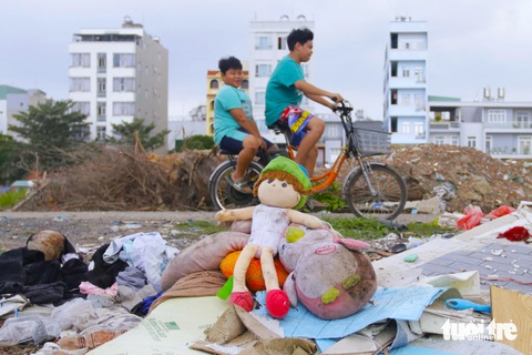 Rác thải, thủy tinh vỡ chất cao cả mét dọc bờ sông Vàm Thuật, TP.HCM- Ảnh 7. Gối nệm, gấu bông bỏ đi nằm lăn lóc lâu ngày không ai dọn dẹp, xử lý - Ảnh: TIẾN QUỐC