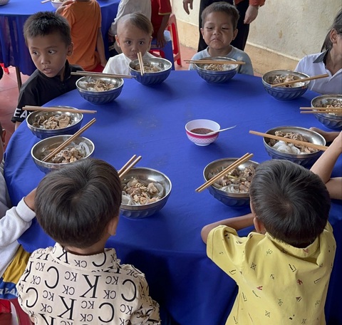 Thùy Tiên cùng các tình nguyện viên vào bếp nấu bữa trưa cho các em nhỏ - Ảnh: NVCC Thùy Tiên cùng các tình nguyện viên vào bếp nấu bữa trưa cho các em nhỏ - Ảnh: NVCC