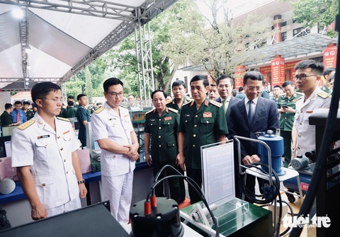 Đại tướng Phan Văn Giang: Tuổi trẻ quân đội xung kích phát triển khoa học quân sự- Ảnh 3. Đại tướng Phan Văn Giang cùng các đại biểu tham quan khu trưng bày sản phẩm sáng tạo của tuổi trẻ hải quân - Ảnh: HÀ THANH