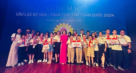 Học sinh quận Hoàn Kiếm giành 'cú đúp vàng' cuộc thi văn - toán Tuổi Thơ- Ảnh 1. Đoàn học sinh quận Hoàn Kiếm nhận 2 giải cúp vàng đồng đội - Ảnh: BTC