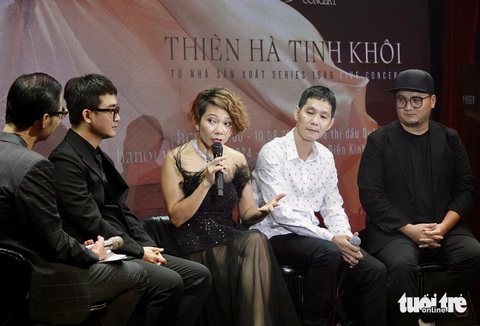 Ca sĩ Hà Trần cùng nhạc sĩ, giám đốc âm nhạc Hoài Sa và ê kíp sản xuất live concert Thiên Hà tinh khôi - Ảnh: T.T.D Nữ ca sĩ Hà Trần cùng nhạc sĩ, giám đốc âm nhạc Hoài Sa và ê kíp sản xuất live concert Thiên Hà tinh khôi - Ảnh: T.T.D.