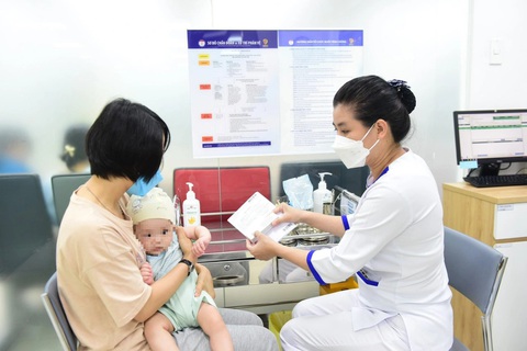 TP.HCM: Phát hiện thêm nhiều ổ dịch sốt xuất huyết, tay chân miệng- Ảnh 1. Trẻ được đưa đi tiêm chủng tại TP.HCM - Ảnh: DUYÊN PHAN