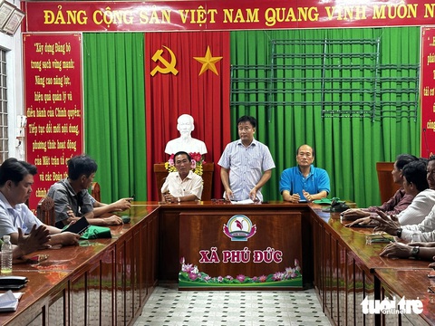 Cháy Vườn quốc gia Tràm Chim: Do có người xâm nhập, dùng lửa bất cẩn- Ảnh 1. Ông Nguyễn Phước Thiện - phó chủ tịch UBND tỉnh Đồng Tháp - phát biểu tại buổi họp rút kinh nghiệm và triển khai phương án trực tại Vườn quốc gia Tràm Chim tối 11-6 - Ảnh: ĐẶNG TUYẾT