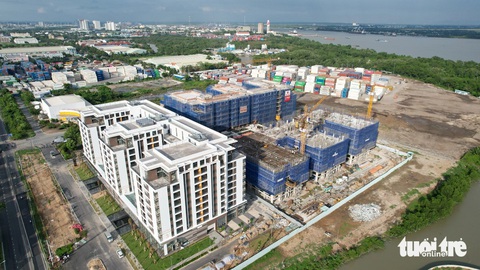 Giá bất động sản TP.HCM: Căn hộ 50-70 triệu đồng/m², biệt thự 160-450 triệu đồng/m²- Ảnh 1. Dự án Thủ Thiêm Green House (TP Thủ Đức) được Bộ Xây dựng cho hay có giá bán dao động trong khoảng 25,5 - 30 triệu đồng/m², ảnh chụp chiều 11-6 - Ảnh: NGỌC HIỂN