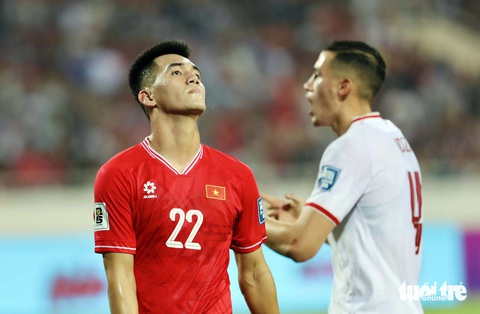 Bóng đá Việt Nam tan giấc mơ World Cup 2026- Ảnh 1. Tiến Linh thất vọng sau trận thua Indonesia dưới thời HLV Philippe Troussier - Ảnh: N.K