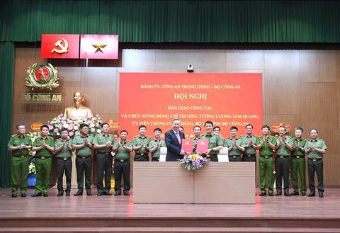 Bàn giao công tác giữa Chủ tịch nước Tô Lâm và Bộ trưởng Bộ Công an Lương Tam Quang- Ảnh 1. Chủ tịch nước Tô Lâm và Bộ trưởng Lương Tam Quang ký biên bản bàn giao công tác - Ảnh: Bộ Công an