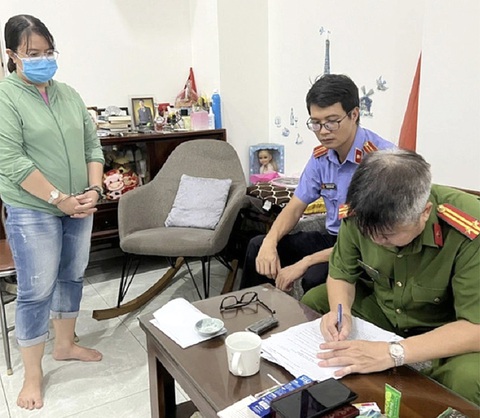 Công an làm thủ tục khởi tố nhóm núp bóng cầm đồ cho vay lãi nặng - Ảnh: Công an cung cấp Công an làm thủ tục khởi tố nhóm núp bóng cầm đồ cho vay lãi nặng - Ảnh: Công an cung cấp