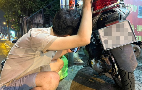 Chủ tiệm kiểm tra kỹ tránh “hàng gài”, lừa lại chính người nhận cầm đồ - Ảnh: YẾN TRINH Chủ tiệm kiểm tra kỹ tránh “hàng gài”, lừa lại chính người nhận cầm đồ - Ảnh: YẾN TRINH