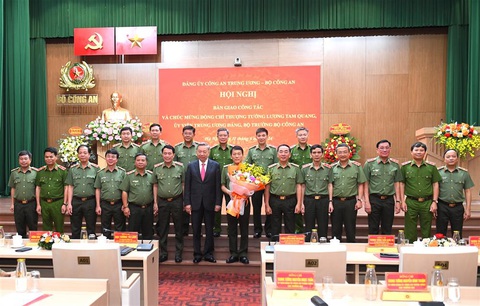 Bàn giao công tác giữa Chủ tịch nước Tô Lâm và Bộ trưởng Bộ Công an Lương Tam Quang- Ảnh 3. Chủ tịch nước Tô Lâm cùng các đại biểu dự hội nghị - Ảnh: Bộ Công an