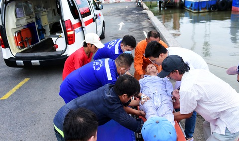Bệnh nhân được chuyển bệnh bằng ca nô từ xã đảo Thạnh An vào đất liền cấp cứu - Ảnh: DUYÊN PHAN Bệnh nhân được chuyển bệnh bằng ca nô từ xã đảo Thạnh An vào đất liền cấp cứu - Ảnh: DUYÊN PHAN