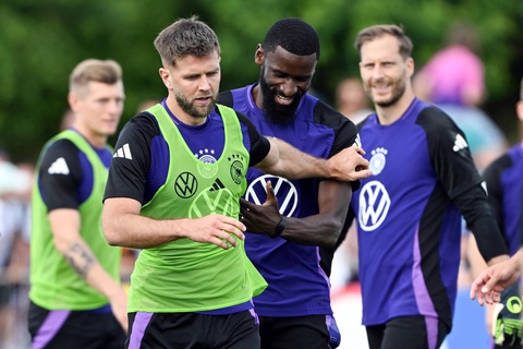 2 ngôi sao tuyển Đức ẩu đả nhau trước thềm Euro 2024- Ảnh 1. Fullkrug (trái) và Rudiger trên sân tập tuyển Đức - Ảnh: THE SUN