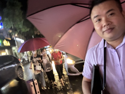 Tính ra bến xe ngủ, 3 mẹ con được chở đi ăn, giúp tìm được việc ngay trong đêm- Ảnh 1. Thấy ba mẹ con tính ra bến xe Mỹ Đình ngủ lang, anh Định chạy vội đi mua ô, mời cả nhà đi ăn phở trước khi đi tìm việc - Ảnh: NVCC