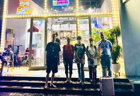 Tính ra bến xe ngủ, 3 mẹ con được chở đi ăn, giúp tìm được việc ngay trong đêm- Ảnh 4. Ngay trong đêm, từ kết nối của cộng đồng mạng giúp hai cô con gái tìm được việc, có nơi ăn chốn ở ổn định - Ảnh: NVCC