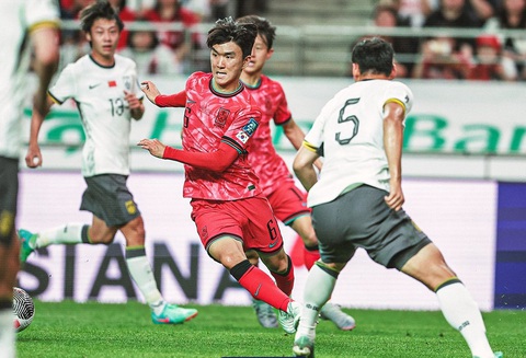 Son Heung Min kiến tạo cho Lee Kang In, Hàn Quốc đánh bại Trung Quốc- Ảnh 2. Hàn Quốc (áo đỏ) hoàn toàn vượt trội Trung Quốc - Ảnh: CFA