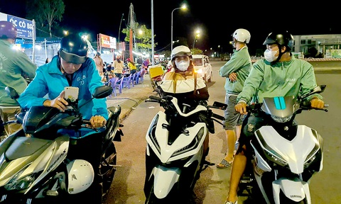Một nhóm “xe ôm công nghệ” ở TP Cà Mau đợi chở khách về - Ảnh: THANH HUYỀN Một nhóm “xe ôm công nghệ” ở TP Cà Mau đợi chở khách về - Ảnh: THANH HUYỀN