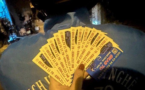 Các nhóm xe thường in card phát quán nhậu nhằm tìm kiếm khách - Ảnh: THANH HUYỀN Các nhóm xe thường in card phát quán nhậu nhằm tìm kiếm khách - Ảnh: THANH HUYỀN