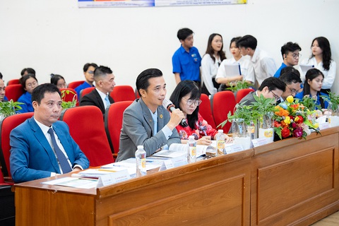 Ông Lê Phương Lĩnh - phó chủ tịch CLB Doanh nhân Việt Nam khuyến khích sinh viên tham gia khởi nghiệp ngay từ đại học để tích lũy kiến thức, kỹ năng cần thiết Ông Lê Phương Lĩnh - phó chủ tịch CLB Doanh nhân Việt Nam khuyến khích sinh viên tham gia khởi nghiệp ngay từ đại học để tích lũy kiến thức, kỹ năng cần thiết