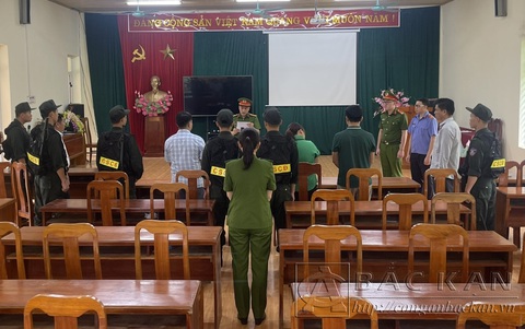 Bắt bí thư, chủ tịch xã ở Bắc Kạn lập hồ sơ khống, chi tiêu sai 700 triệu đồng- Ảnh 1. Công an Bắc Kạn thi hành các quyết định với ba bị can - Ảnh: Công an Bắc Kạn