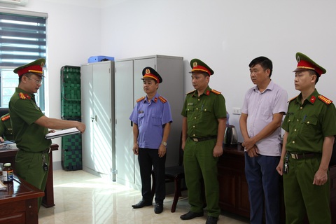 Vụ sai phạm đất đai ở Cửa Lò: Bắt thêm ba cán bộ đưa hối lộ- Ảnh 1. Cơ quan điều tra đọc lệnh bắt ông Nguyễn Trường Thi - phó trưởng Phòng Lao động, Thương binh và Xã hội thị xã Cửa Lò, nguyên phó chánh văn phòng UBND thị xã Cửa Lò - Ảnh: Công an cung cấp