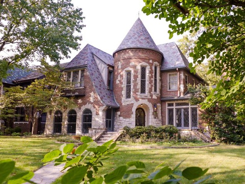 Khám phá những ngôi nhà kỳ lạ nhất của 'Zillow Gone Wild'- Ảnh 10. Lâu đài truyện cổ tích ở ở St. Louis - Ảnh: HGTV