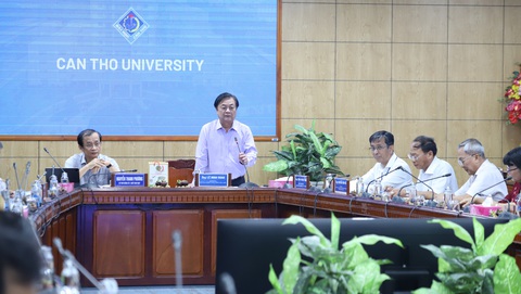 Bộ trưởng Lê Minh Hoan đặt hàng các nhà khoa học Trường đại học Cần Thơ- Ảnh 3. Bộ trưởng Lê Minh Hoan gợi ý giải pháp biến đề tài tốt nghiệp của các sinh viên thành