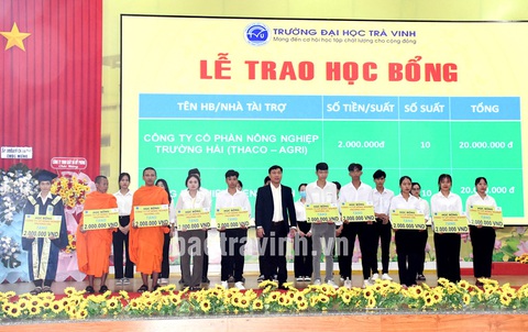 Trường ĐH Trà Vinh tiếp tục thăng hạng trong Top 100 của WURI Ranking 2024- Ảnh 2. Lễ trao học bổng - Ảnh: Trường cung cấp