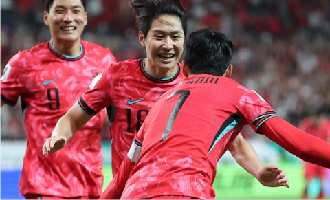 Son Heung Min kiến tạo cho Lee Kang In, Hàn Quốc đánh bại Trung Quốc- Ảnh 1. Lee Kang In (số 18) ăn mừng cùng Son Heung Min - Ảnh: AFC