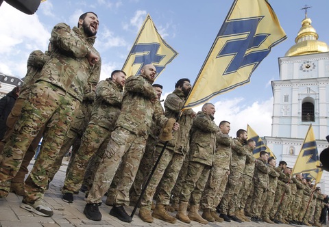 Mỹ bỏ lệnh cấm vũ khí kéo dài 10 năm với Lữ đoàn Azov của Ukraine- Ảnh 1. Các cựu binh Ukraine thuộc Lữ đoàn Azov trong ảnh chụp ở Kiev, Ukraine - Ảnh: GETTY IMAGES