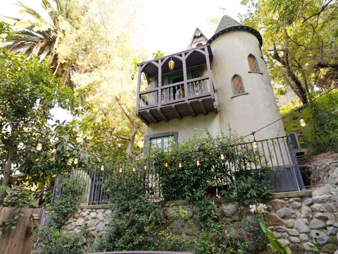 Khám phá những ngôi nhà kỳ lạ nhất của 'Zillow Gone Wild'- Ảnh 3. Ngôi nhà Bạch Tuyết ở Hollywood, California - Ảnh: HGTV