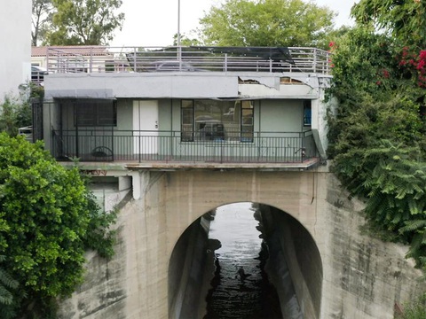 Khám phá những ngôi nhà kỳ lạ nhất của 'Zillow Gone Wild'- Ảnh 13. Nhà cầu ở Alhambra, California - Ảnh: HGTV