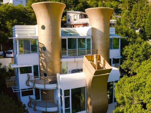 Khám phá những ngôi nhà kỳ lạ nhất của 'Zillow Gone Wild'- Ảnh 5. Ngôi nhà Golden Sax ngoài đời thực - Ảnh: HGTV