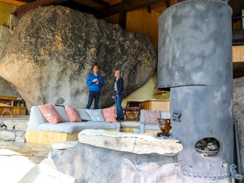 Khám phá những ngôi nhà kỳ lạ nhất của 'Zillow Gone Wild'- Ảnh 6. Ngôi nhà đá ở South Lake Tahoe, California - Ảnh: HGTV