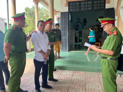 Vụ 'cát tặc' ở Bình Thuận: Bắt thêm phó chủ tịch xã- Ảnh 1. Cơ quan cảnh sát điều tra Công an huyện Hàm Tân, tỉnh Bình Thuận tống đạt quyết định khởi tố bị can Hoàng Tuy, phó chủ tịch UBND xã Sơn Mỹ, liên quan đến