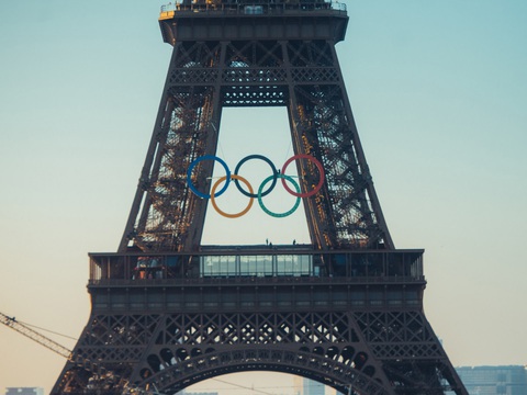 Dựng biểu tượng Thế vận hội trên tháp Eiffel- Ảnh 1. Dựng biểu tượng Thế vận hội trên tháp Eiffel- Ảnh 1.