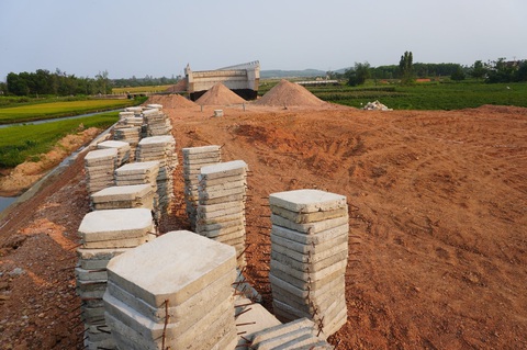 Quảng Ngãi xem xét kiện nhà thầu để đòi nợ tạm ứng quá hạn- Ảnh 1. Đường ven biển Dung Quất - Sa Huỳnh còn khoảng 4 tỉ đồng nợ tạm ứng quá hạn chưa thu hồi, chủ đầu tư tính kiện nhà thầu để đòi nợ - Ảnh: TRẦN MAI