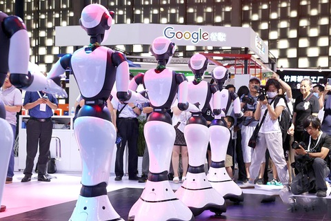 Khách xem robot AI biểu diễn tại Hội nghị AI thế giới (WAIC) ở Thượng Hải, Trung Quốc vào tháng 7-2023 - Ảnh: ECNS Khách xem robot AI biểu diễn tại Hội nghị AI thế giới (WAIC) ở Thượng Hải, Trung Quốc vào tháng 7-2023 - Ảnh: ECNS