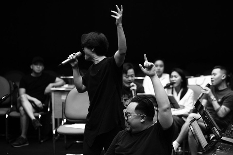 Hà Anh Tuấn tung ảnh tập luyện trước giờ G live concert 'Sketch a rose' Singapore, fan rần rần ‘lên đồ’- Ảnh 14. Hà Anh Tuấn tung ảnh tập luyện trước giờ G live concert 'Sketch a rose' Singapore, fan rần rần ‘lên đồ’- Ảnh 14.
