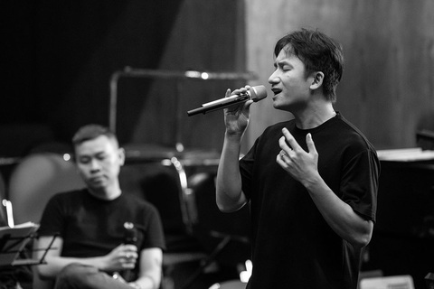 Hà Anh Tuấn tung ảnh tập luyện trước giờ G live concert 'Sketch a rose' Singapore, fan rần rần ‘lên đồ’- Ảnh 4. Phan Mạnh Quỳnh.