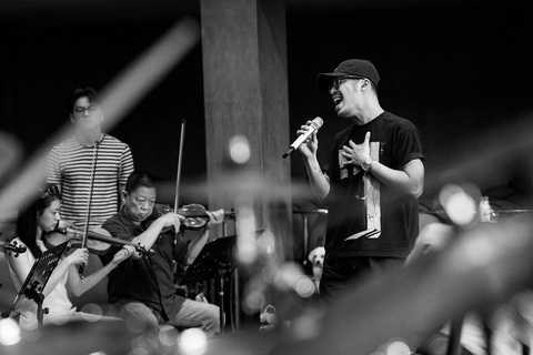 Hà Anh Tuấn tung ảnh tập luyện trước giờ G live concert 'Sketch a rose' Singapore, fan rần rần ‘lên đồ’- Ảnh 3. Vũ.