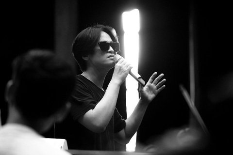 Hà Anh Tuấn tung ảnh tập luyện trước giờ G live concert 'Sketch a rose' Singapore, fan rần rần ‘lên đồ’- Ảnh 16. Hà Anh Tuấn tung ảnh tập luyện trước giờ G live concert 'Sketch a rose' Singapore, fan rần rần ‘lên đồ’- Ảnh 16.