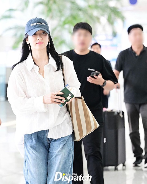 Song Hye Kyo ngầm khẳng định có tình yêu mới- Ảnh 3. Mỹ nhân họ Song gây chú ý với chiếc nhẫn trên ngón tay áp út, netizen dấy lên câu hỏi ai là bạn trai hiện tại?