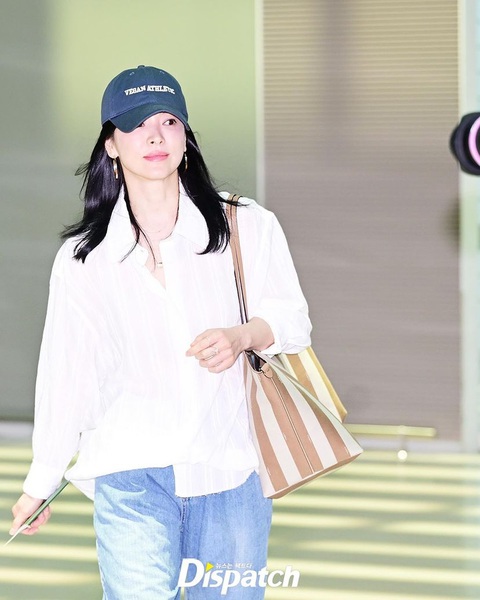 Song Hye Kyo ngầm khẳng định có tình yêu mới- Ảnh 2. Song Hye Kyo xuất hiện với phong cách đơn giản tại sân bay, gây chú ý bởi nhan sắc chói sáng