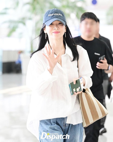 Song Hye Kyo ngầm khẳng định có tình yêu mới- Ảnh 4. Trước sự săn đón của truyền thông và người hâm mộ, Song Hye Kyo giơ bàn tay đeo nhẫn chào đáp lại