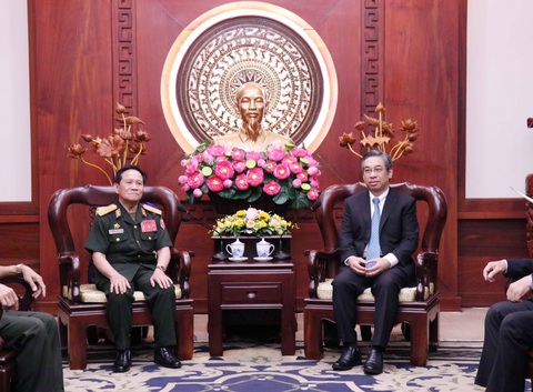 Ông Nguyễn Phước Lộc, Phó Bí thư Thành ủy TP.HCM, tiếp Thiếu tướng Phalom Linthong, Chủ tịch Hội Cựu chiến binh thủ đô Vientiane, Lào - Ảnh: TTXVN Ông Nguyễn Phước Lộc, phó bí thư Thành ủy TP.HCM, tiếp Thiếu tướng Phalom Linthong, chủ tịch Hội Cựu chiến binh thủ đô Vientiane, Lào - Ảnh: TTXVN