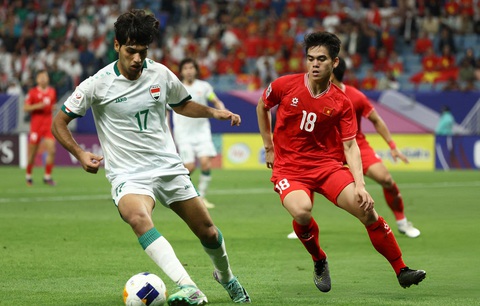 Iraq vượt trội hoàn toàn trước tuyển Việt Nam- Ảnh 1. Tuyển Iraq (áo trắng) được đánh giá cao hơn Việt Nam nhờ những con số thống kê vượt trội - Ảnh: AFP