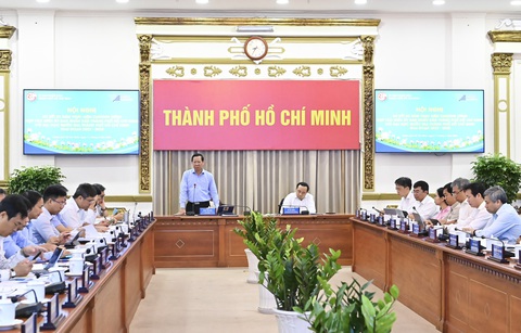Chủ tịch UBND TP.HCM: nghiên cứu ủng hộ tài chính xây dựng 'Quảng trường sáng tạo'- Ảnh 1. Chương trình hợp tác giữa UBND TP.HCM với Đại học Quốc gia TP.HCM sẽ ưu tiên nhiệm vụ hợp tác và kết quả là phải có sản phẩm cụ thể
