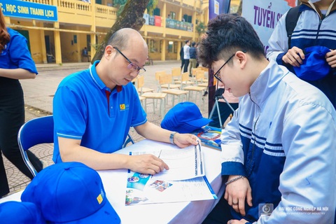 Trường Đại học Công nghiệp Hà Nội tuyển sinh đại học chính quy năm 2024- Ảnh 5. Thầy cô Trường Đại học Công nghiệp Hà Nội tư vấn trong đợt tư vấn tuyển sinh hướng nghiệp của nhà trường